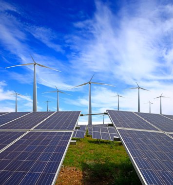 Güneş fotovoltaik panelleri ve rüzgar türbinleri. Enerji kavramı