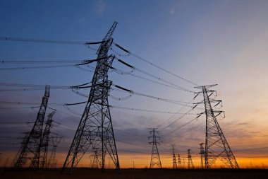 Gün batımında elektrik enerjisi akımı 
