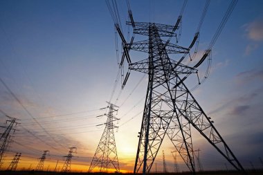 Gün batımında elektrik enerjisi akımı 