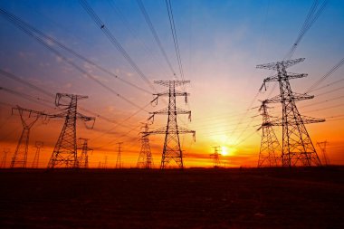 Gün batımında elektrik enerjisi akımı 