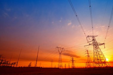 Gün batımında elektrik enerjisi akımı 