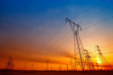 Gün batımında elektrik enerjisi akımı 
