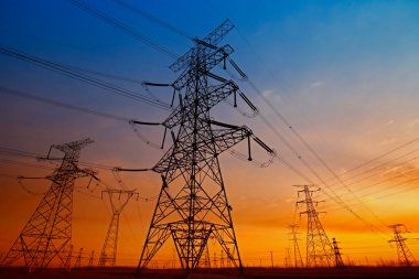 Gün batımında elektrik enerjisi akımı 