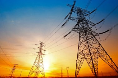 Gün batımında elektrik enerjisi akımı 