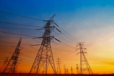 Gün batımında elektrik enerjisi akımı 