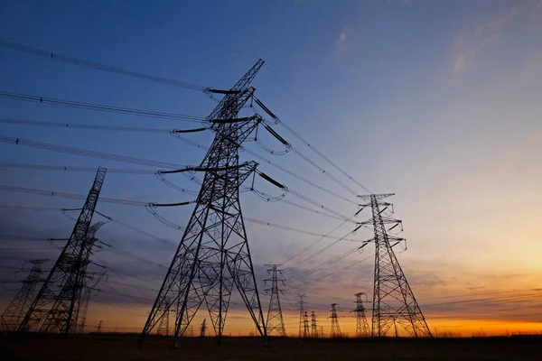 Gün batımında elektrik enerjisi akımı 
