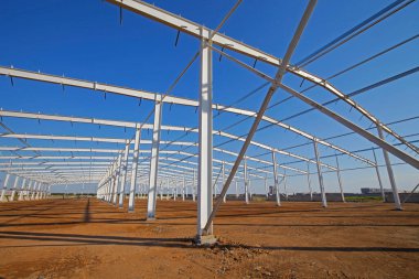 İnşaat alanında, çelik yapı yapım aşamasında.