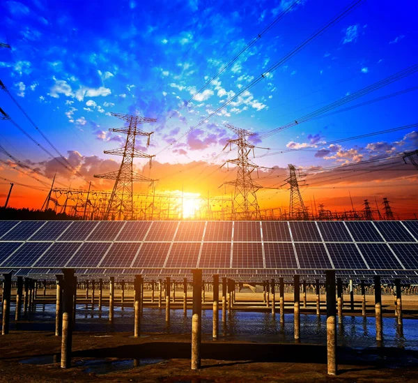 Solpaneler Och Eltorn Grön Energi — Stockfoto