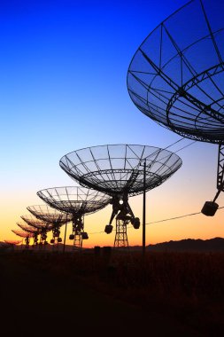 Bir radyo teleskop gözlemevinin silüeti.