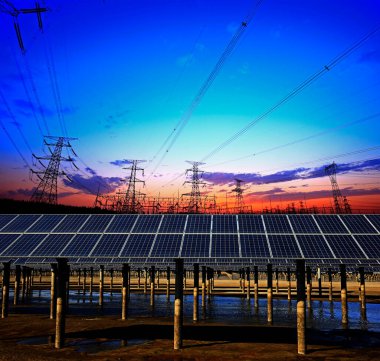 Güneş panelleri ve elektrik kulesi, yeşil enerji