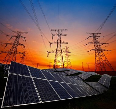 Güneş panelleri ve elektrik kulesi, yeşil enerji