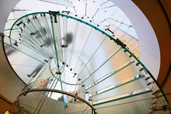 Современная Стеклянная Лестница Силуэт Ходьба Людей Шанхайском Фарфоре — стоковое фото