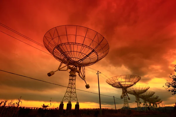 Het Silhouet Van Een Radiotelescoop Observatory — Stockfoto