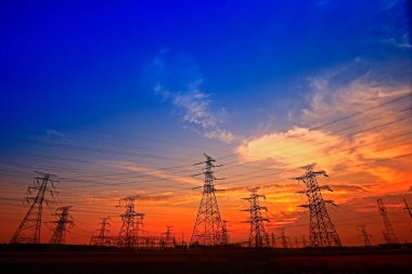 Elektrik kulesi, gün batımında siluet.