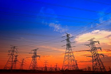 Elektrik kulesi, gün batımında siluet.