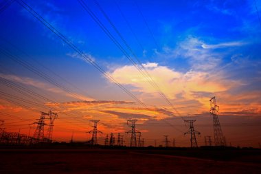 Elektrik kulesi, gün batımında siluet.