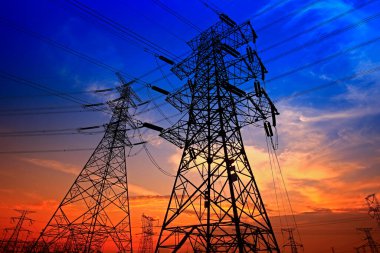 Elektrik kulesi, gün batımında siluet.