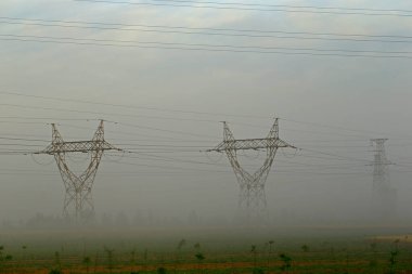 Pylon, sabahın sisinde