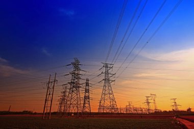 Elektrik kulesi, gün batımında siluet.