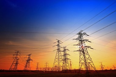 Elektrik kulesi, gün batımında siluet.