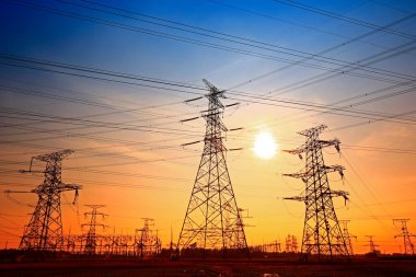 Elektrik kulesi, gün batımında siluet.