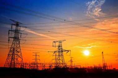 Elektrik kulesi, gün batımında siluet.