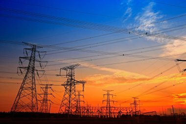 Elektrik kulesi, gün batımında siluet.