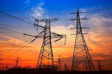 Elektrik kulesi, gün batımında siluet.
