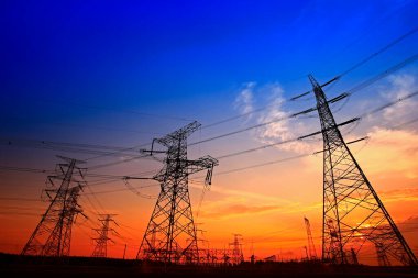 Elektrik kulesi, gün batımında siluet.