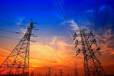 Elektrik kulesi, gün batımında siluet.