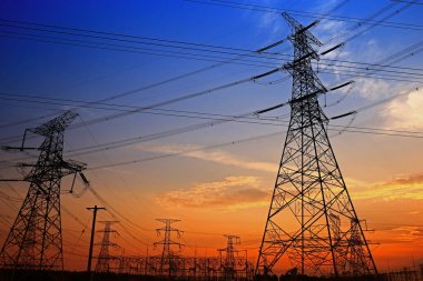 Elektrik kulesi, gün batımında siluet.