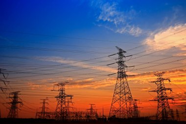 Elektrik kulesi, gün batımında siluet.