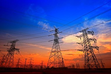 Elektrik kulesi, gün batımında siluet.