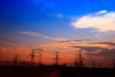 Elektrik kulesi, gün batımında siluet.