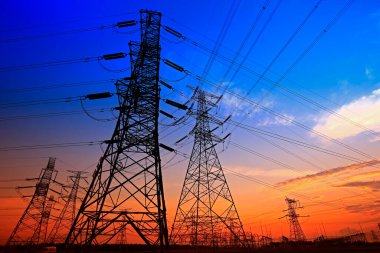 Elektrik kulesi, gün batımında siluet.