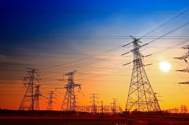 Elektrik kulesi, gün batımında siluet.