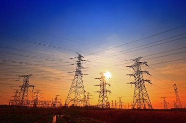 Elektrik kulesi, gün batımında siluet.