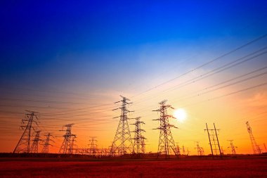 Elektrik kulesi, gün batımında siluet.