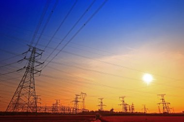 Elektrik kulesi, gün batımında siluet.