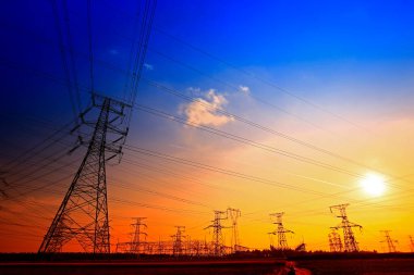 Elektrik kulesi, gün batımında siluet.