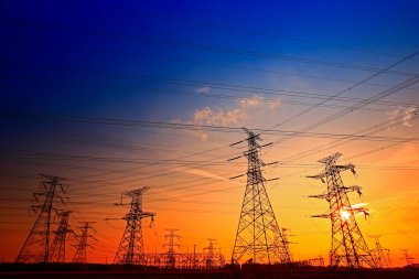 Elektrik kulesi, gün batımında siluet.