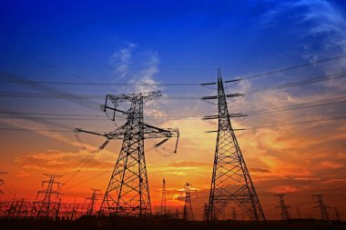 Elektrik kulesi, gün batımında siluet.