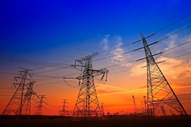 Elektrik kulesi, gün batımında siluet.