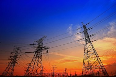 Elektrik kulesi, gün batımında siluet.