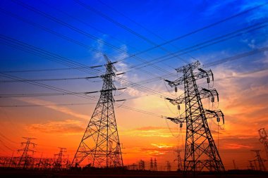 Elektrik kulesi, gün batımında siluet.