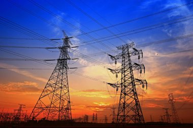 Elektrik kulesi, gün batımında siluet.