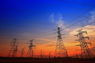 Elektrik kulesi, gün batımında siluet.