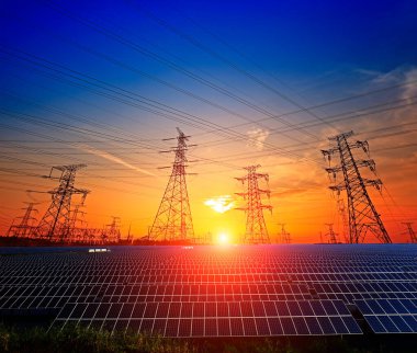 Güneş panelleri ve pilonlar