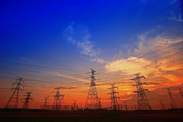電気塔夕暮れ時のシルエット — ストック写真