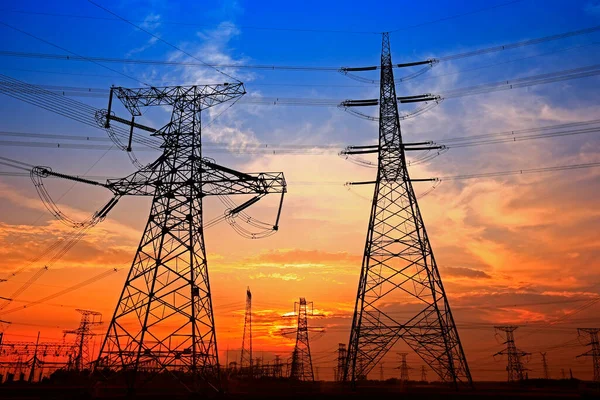 Elektrik kulesi, gün batımında siluet.